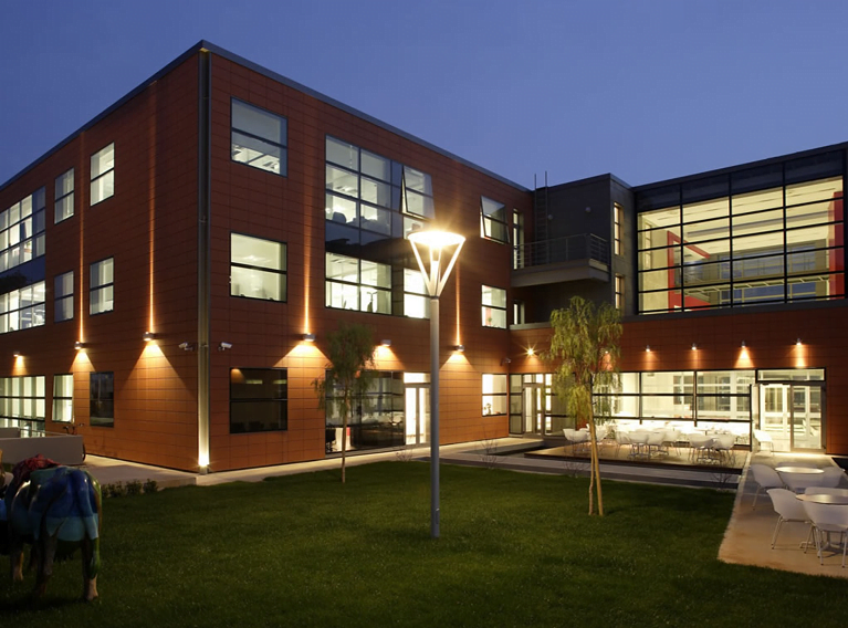 fasade med plenflekk